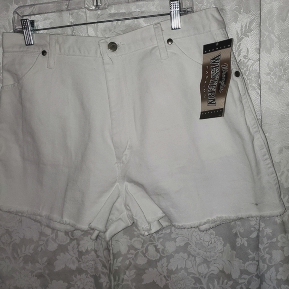 ๐ค Wrangler 'Western' White Shorts ๐ค - Picture 1 of 8